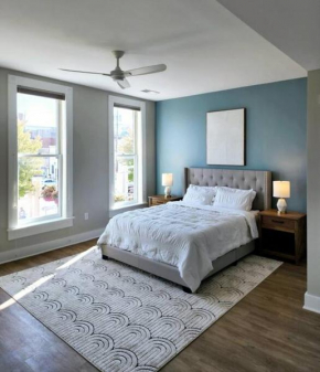 Upscale Downtown 2BR, Private Deck, Full Kitchen